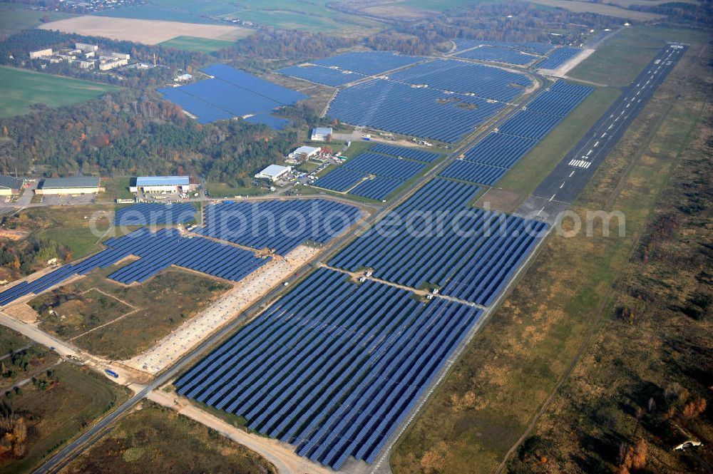 Aerial image Falkenberg / Lönnewitz - Die fast abgeschlossenen Bauarbeiten am Solarpark Lönnewitz auf dem Flugplatz Falkenberg / Lönnewitz . Das Solarstrom-Kraftwerk wurde auf ungenutzten Flächen des auf dem ehemaligen Militärflughafen im Rahmen von Konversionsmaßnahmen errichtet. Solar power station in Falkenberg / Lönnewitz Airport.