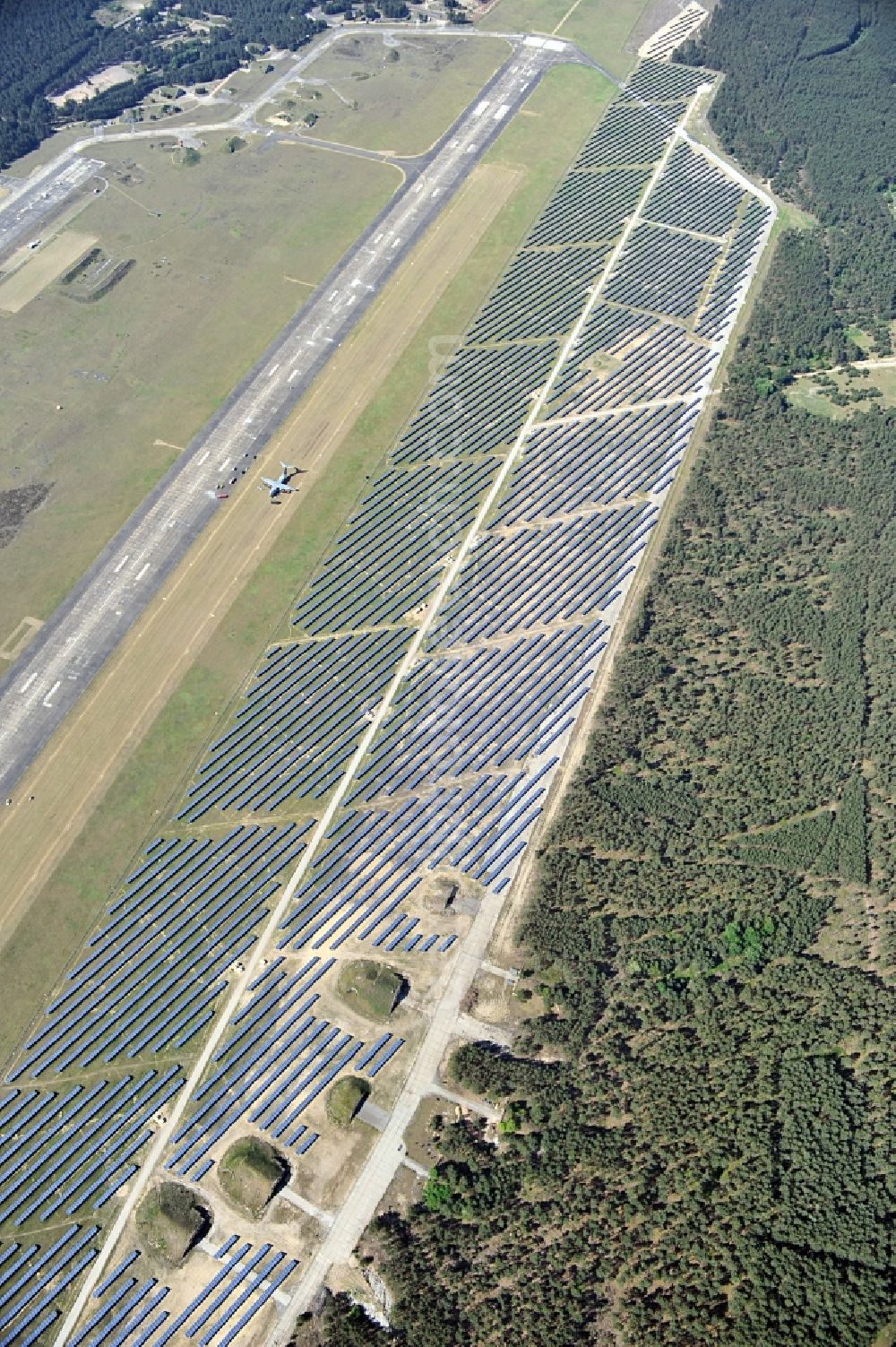 Drewitz from above - Solar power station on Cottbus-Drewitz Airport