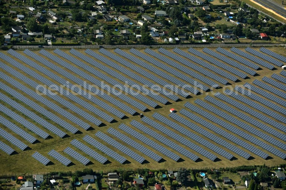 Torgau from the bird's eye view: Rows of panels of the photovoltaic and solar park between Warschauer Strasse and Sueptitzler Weg in Torgau in the state of Saxony. The premises are located amidst allotements