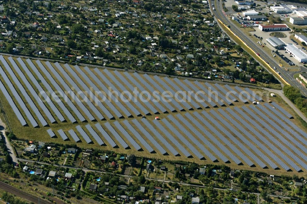 Aerial photograph Torgau - Rows of panels of the photovoltaic and solar park between Warschauer Strasse and Sueptitzler Weg in Torgau in the state of Saxony. The premises are located amidst allotements