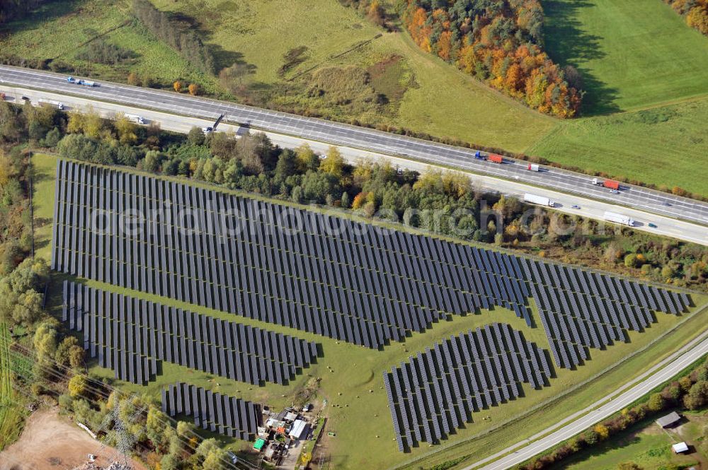 Aerial photograph Sinzheim - Photovoltaikanlage / Solarpark Sinzheim in Baden-Württemberg. Generalunternehmer ist die Juwi Solar GmbH. Photovoltaic installation / solar power system Sinzheim in Baden-Wuerttemberg.