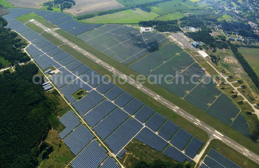 Neuhardenberg from the bird's eye view: Solar Park - Solar power plant and photovoltaic system BaySolar Projekt GmbH on the site of the airfield Neuhardenberg in Brandenburg