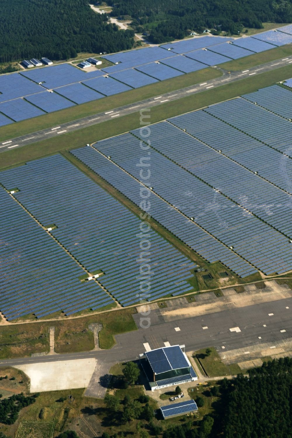 Neuhardenberg from the bird's eye view: Solar Park - Solar power plant and photovoltaic system BaySolar Projekt GmbH on the site of the airfield Neuhardenberg in Brandenburg. http://