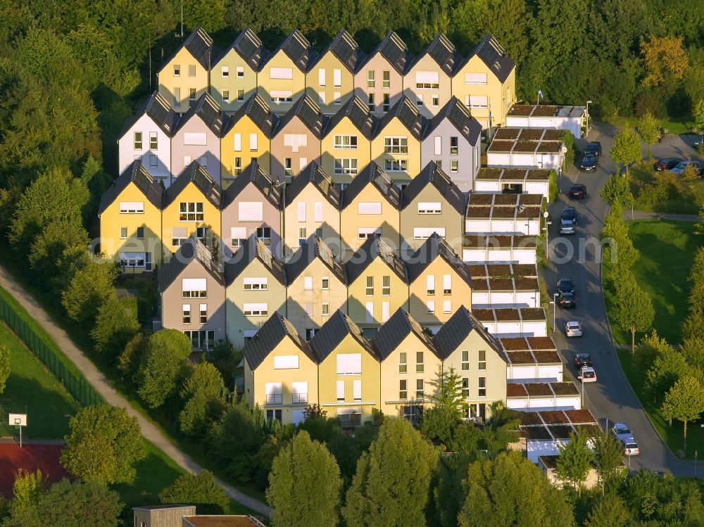 Gelsenkirchen from the bird's eye view: A solar village in the district Bismarck of Gelsenkirchen in the state North Rhine-Westphalia. The single-family houses, arranged in rows, are located in the street Sonnenhof