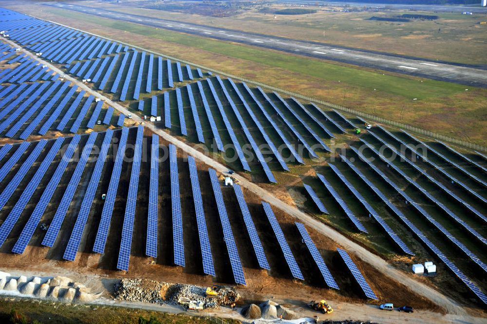 Aerial image Drewitz - Die fast abgeschlossenen Bauarbeiten für den Solarpark / die Photovoltaikanlage auf dem Flughafen Drewitz. Das Solarstrom-Kraftwerk Cottbus-Drewitz wurde durch die solarhybrid AG hat als Generalunternehmer und Projektentwickler auf dem ehemaligen Militärflughafen der NVA der DDR errichtet. Solar power station in Cottbus-Drewitz Airport.