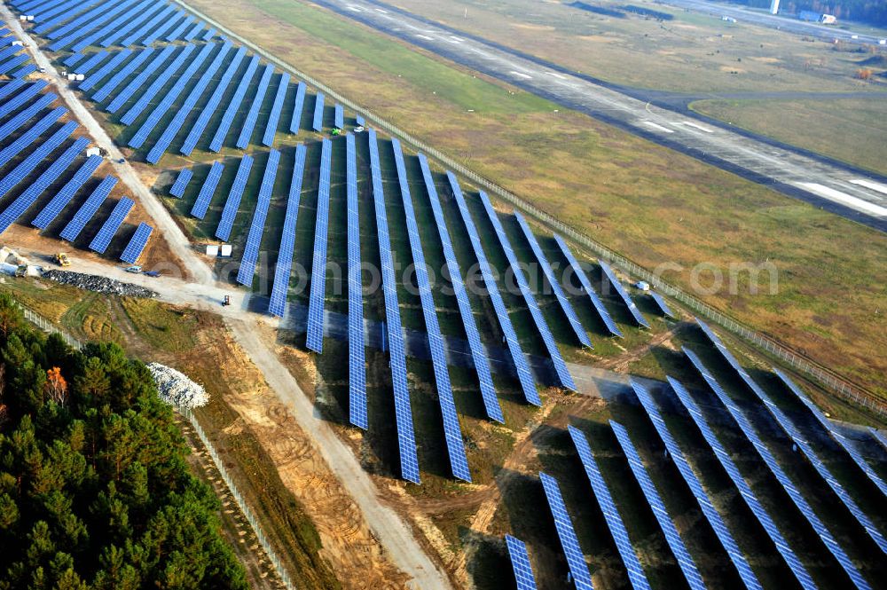 Drewitz from above - Die fast abgeschlossenen Bauarbeiten für den Solarpark / die Photovoltaikanlage auf dem Flughafen Drewitz. Das Solarstrom-Kraftwerk Cottbus-Drewitz wurde durch die solarhybrid AG hat als Generalunternehmer und Projektentwickler auf dem ehemaligen Militärflughafen der NVA der DDR errichtet. Solar power station in Cottbus-Drewitz Airport.