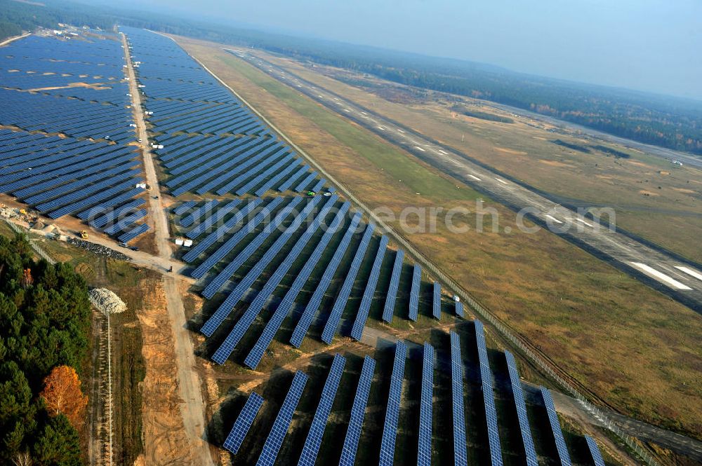 Drewitz from the bird's eye view: Die fast abgeschlossenen Bauarbeiten für den Solarpark / die Photovoltaikanlage auf dem Flughafen Drewitz. Das Solarstrom-Kraftwerk Cottbus-Drewitz wurde durch die solarhybrid AG hat als Generalunternehmer und Projektentwickler auf dem ehemaligen Militärflughafen der NVA der DDR errichtet. Solar power station in Cottbus-Drewitz Airport.