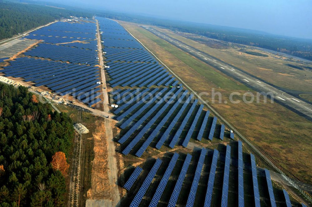 Aerial image Drewitz - Die fast abgeschlossenen Bauarbeiten für den Solarpark / die Photovoltaikanlage auf dem Flughafen Drewitz. Das Solarstrom-Kraftwerk Cottbus-Drewitz wurde durch die solarhybrid AG hat als Generalunternehmer und Projektentwickler auf dem ehemaligen Militärflughafen der NVA der DDR errichtet. Solar power station in Cottbus-Drewitz Airport.