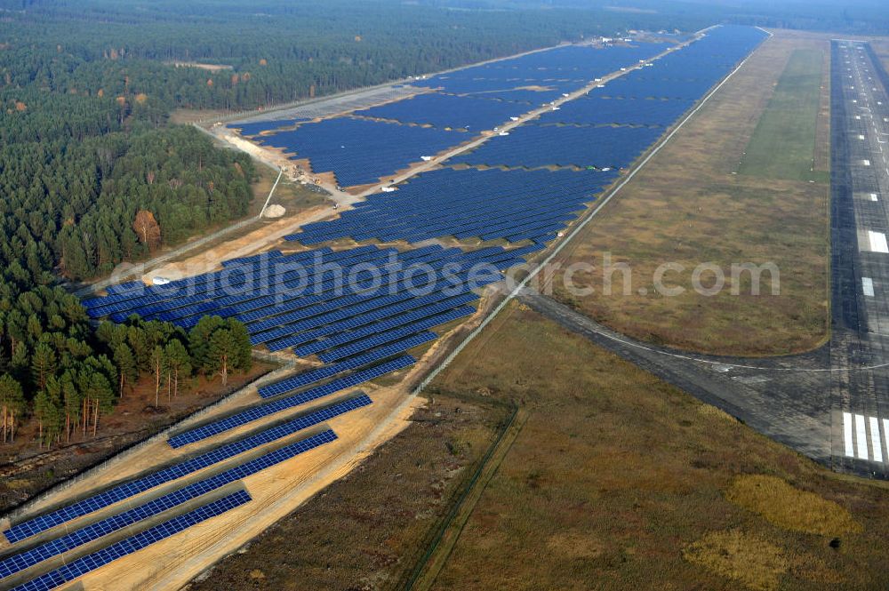 Drewitz from above - Die fast abgeschlossenen Bauarbeiten für den Solarpark / die Photovoltaikanlage auf dem Flughafen Drewitz. Das Solarstrom-Kraftwerk Cottbus-Drewitz wurde durch die solarhybrid AG hat als Generalunternehmer und Projektentwickler auf dem ehemaligen Militärflughafen der NVA der DDR errichtet. Solar power station in Cottbus-Drewitz Airport.