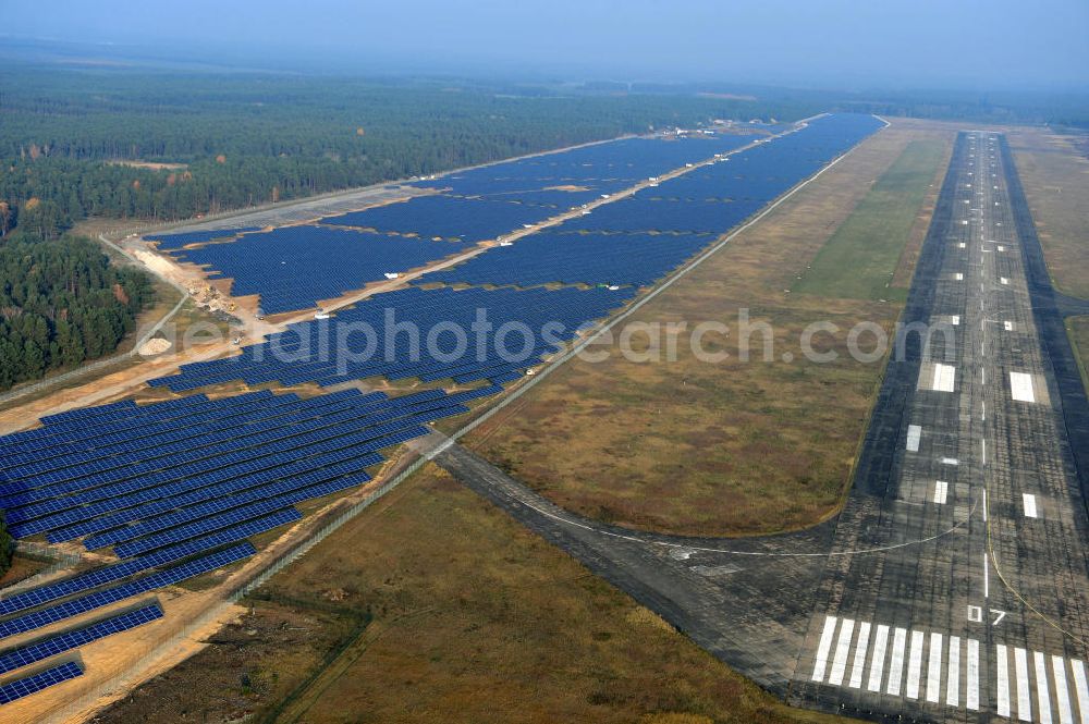 Drewitz from the bird's eye view: Die fast abgeschlossenen Bauarbeiten für den Solarpark / die Photovoltaikanlage auf dem Flughafen Drewitz. Das Solarstrom-Kraftwerk Cottbus-Drewitz wurde durch die solarhybrid AG hat als Generalunternehmer und Projektentwickler auf dem ehemaligen Militärflughafen der NVA der DDR errichtet. Solar power station in Cottbus-Drewitz Airport.