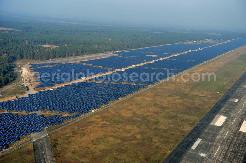 Aerial image Drewitz - Die fast abgeschlossenen Bauarbeiten für den Solarpark / die Photovoltaikanlage auf dem Flughafen Drewitz. Das Solarstrom-Kraftwerk Cottbus-Drewitz wurde durch die solarhybrid AG hat als Generalunternehmer und Projektentwickler auf dem ehemaligen Militärflughafen der NVA der DDR errichtet. Solar power station in Cottbus-Drewitz Airport.