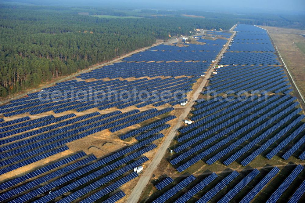 Aerial photograph Drewitz - Die fast abgeschlossenen Bauarbeiten für den Solarpark / die Photovoltaikanlage auf dem Flughafen Drewitz. Das Solarstrom-Kraftwerk Cottbus-Drewitz wurde durch die solarhybrid AG hat als Generalunternehmer und Projektentwickler auf dem ehemaligen Militärflughafen der NVA der DDR errichtet. Solar power station in Cottbus-Drewitz Airport.