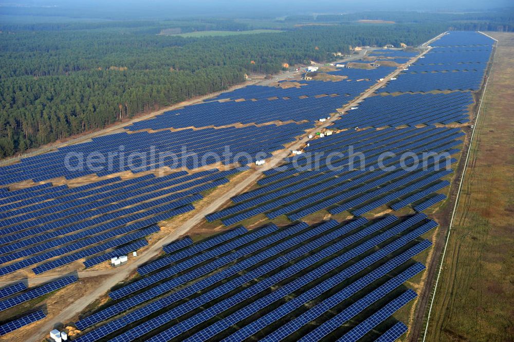 Drewitz from above - Die fast abgeschlossenen Bauarbeiten für den Solarpark / die Photovoltaikanlage auf dem Flughafen Drewitz. Das Solarstrom-Kraftwerk Cottbus-Drewitz wurde durch die solarhybrid AG hat als Generalunternehmer und Projektentwickler auf dem ehemaligen Militärflughafen der NVA der DDR errichtet. Solar power station in Cottbus-Drewitz Airport.