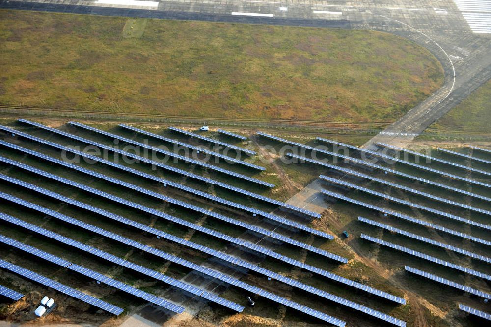 Drewitz from the bird's eye view: Die fast abgeschlossenen Bauarbeiten für den Solarpark / die Photovoltaikanlage auf dem Flughafen Drewitz. Das Solarstrom-Kraftwerk Cottbus-Drewitz wurde durch die solarhybrid AG hat als Generalunternehmer und Projektentwickler auf dem ehemaligen Militärflughafen der NVA der DDR errichtet. Solar power station in Cottbus-Drewitz Airport.