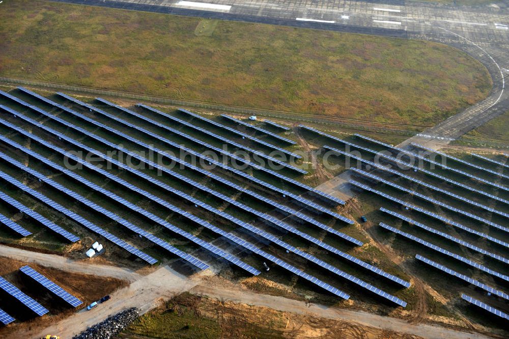 Aerial image Drewitz - Die fast abgeschlossenen Bauarbeiten für den Solarpark / die Photovoltaikanlage auf dem Flughafen Drewitz. Das Solarstrom-Kraftwerk Cottbus-Drewitz wurde durch die solarhybrid AG hat als Generalunternehmer und Projektentwickler auf dem ehemaligen Militärflughafen der NVA der DDR errichtet. Solar power station in Cottbus-Drewitz Airport.