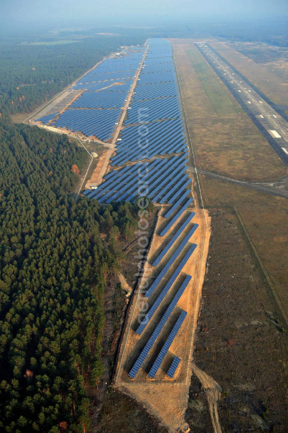 Drewitz from above - Die fast abgeschlossenen Bauarbeiten für den Solarpark / die Photovoltaikanlage auf dem Flughafen Drewitz. Das Solarstrom-Kraftwerk Cottbus-Drewitz wurde durch die solarhybrid AG hat als Generalunternehmer und Projektentwickler auf dem ehemaligen Militärflughafen der NVA der DDR errichtet. Solar power station in Cottbus-Drewitz Airport.