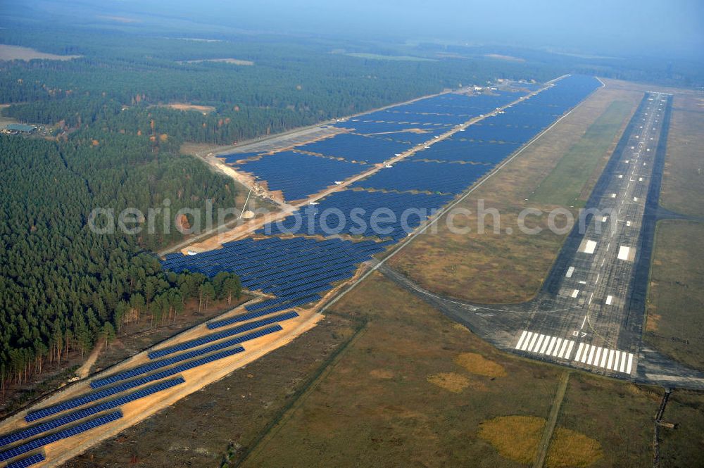 Drewitz from the bird's eye view: Die fast abgeschlossenen Bauarbeiten für den Solarpark / die Photovoltaikanlage auf dem Flughafen Drewitz. Das Solarstrom-Kraftwerk Cottbus-Drewitz wurde durch die solarhybrid AG hat als Generalunternehmer und Projektentwickler auf dem ehemaligen Militärflughafen der NVA der DDR errichtet. Solar power station in Cottbus-Drewitz Airport.