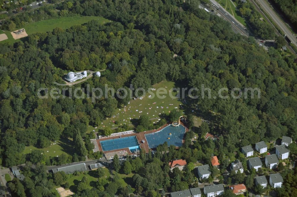 Berlin from above - Bathers on the lawn by the pool of summer bath at the Islan der in Berlin Steglitz