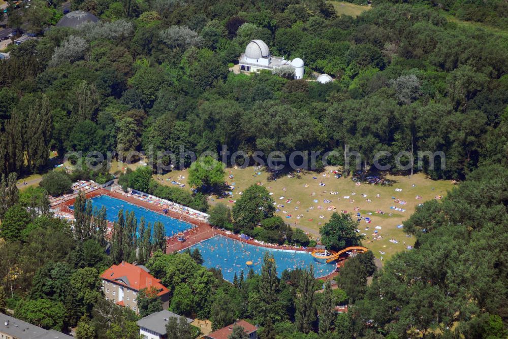 Aerial photograph Berlin - Blick auf das Sommerbad am Insulaner und der sich im Hintergrund befindenden Wilhelm - Foerster - Sternwarte in Berlin - Steglitz. Kontakt Sommerbad: Munsterdamm 80, 12169 Berlin, Tel. +49(0)30 79410413