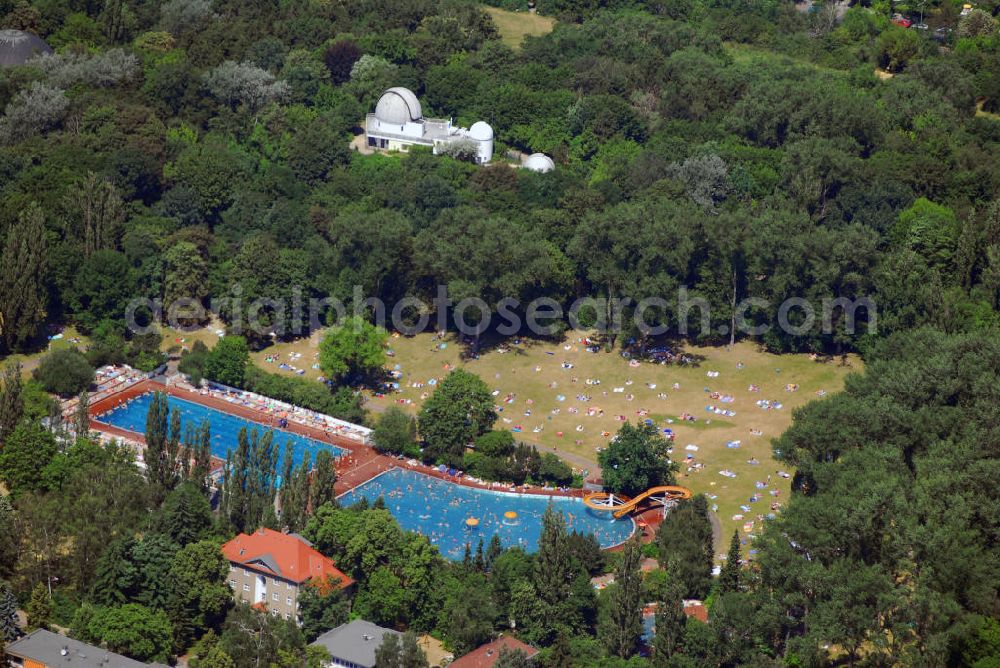 Berlin from above - Blick auf das Sommerbad am Insulaner und der sich im Hintergrund befindenden Wilhelm - Foerster - Sternwarte in Berlin - Steglitz. Kontakt Sommerbad: Munsterdamm 80, 12169 Berlin, Tel. +49(0)30 79410413