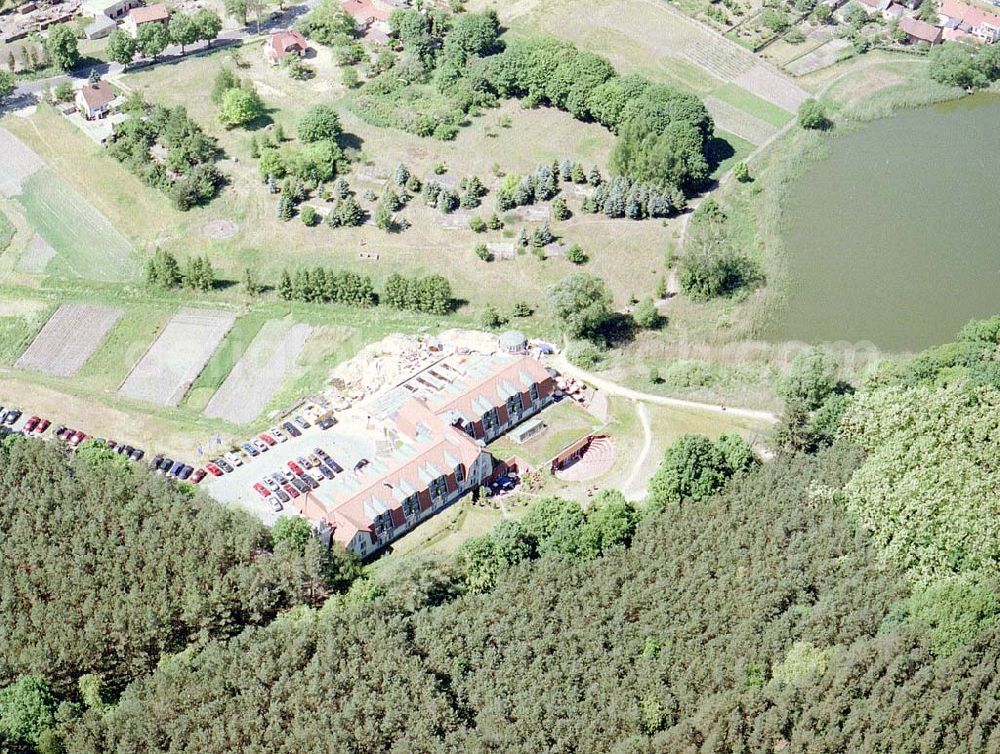 Sommerfeld / BRB from the bird's eye view: Ringhotel am See an der Beetzer Straße 1a in 16766 Sommerfeld.Ringhotel am See - Sommerfeld.Hotelbetriebs GmbH Beetzer Straße 1a,D-16766 Kremmen / Ortsteil Sommerfeld,Fon: +49 (0) 33 055 - 970,info@hotelsommerfeld.de