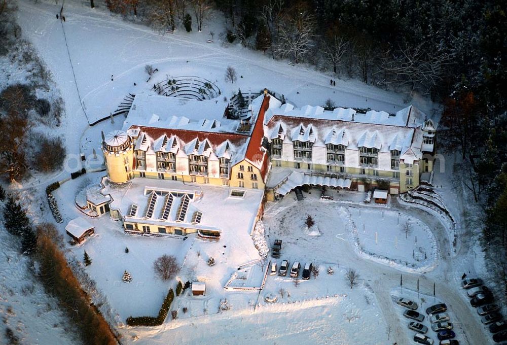 Sommerfeld / BRB from the bird's eye view: .Ringhotel am See an der Beetzer Straße 1a in 16766 Sommerfeld.Ringhotel am See - Sommerfeld.Hotelbetriebs GmbH Beetzer Straße 1a,D-16766 Kremmen / Ortsteil Sommerfeld,Fon: +49 (0) 33 055 - 970,info@hotelsommerfeld.de