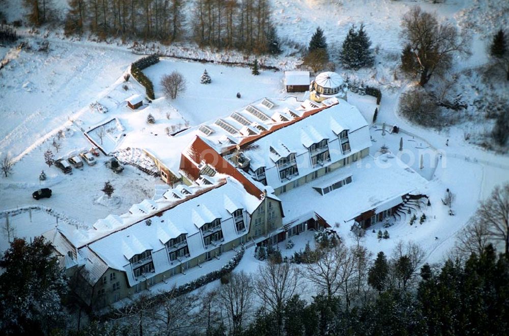 Sommerfeld / BRB from the bird's eye view: .Ringhotel am See an der Beetzer Straße 1a in 16766 Sommerfeld.Ringhotel am See - Sommerfeld.Hotelbetriebs GmbH Beetzer Straße 1a,D-16766 Kremmen / Ortsteil Sommerfeld,Fon: +49 (0) 33 055 - 970,info@hotelsommerfeld.de