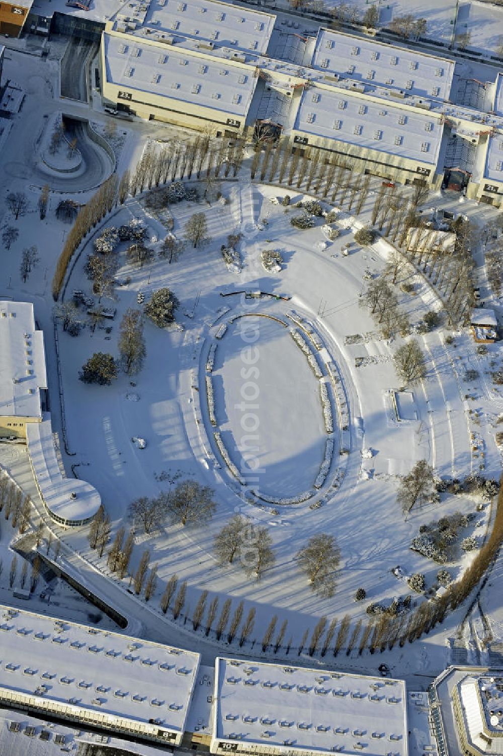 Aerial image Berlin - Der winterlich mit Schnee bedeckte Sommergarten auf dem Gelände des Messe Berlin. Das 10.000 Quadratmeter große Areal wird als Präsentations- und Eventfläche genutzt. The wintry with snow-covered summer garden on the fairgrounds in Berlin-Charlottenburg.