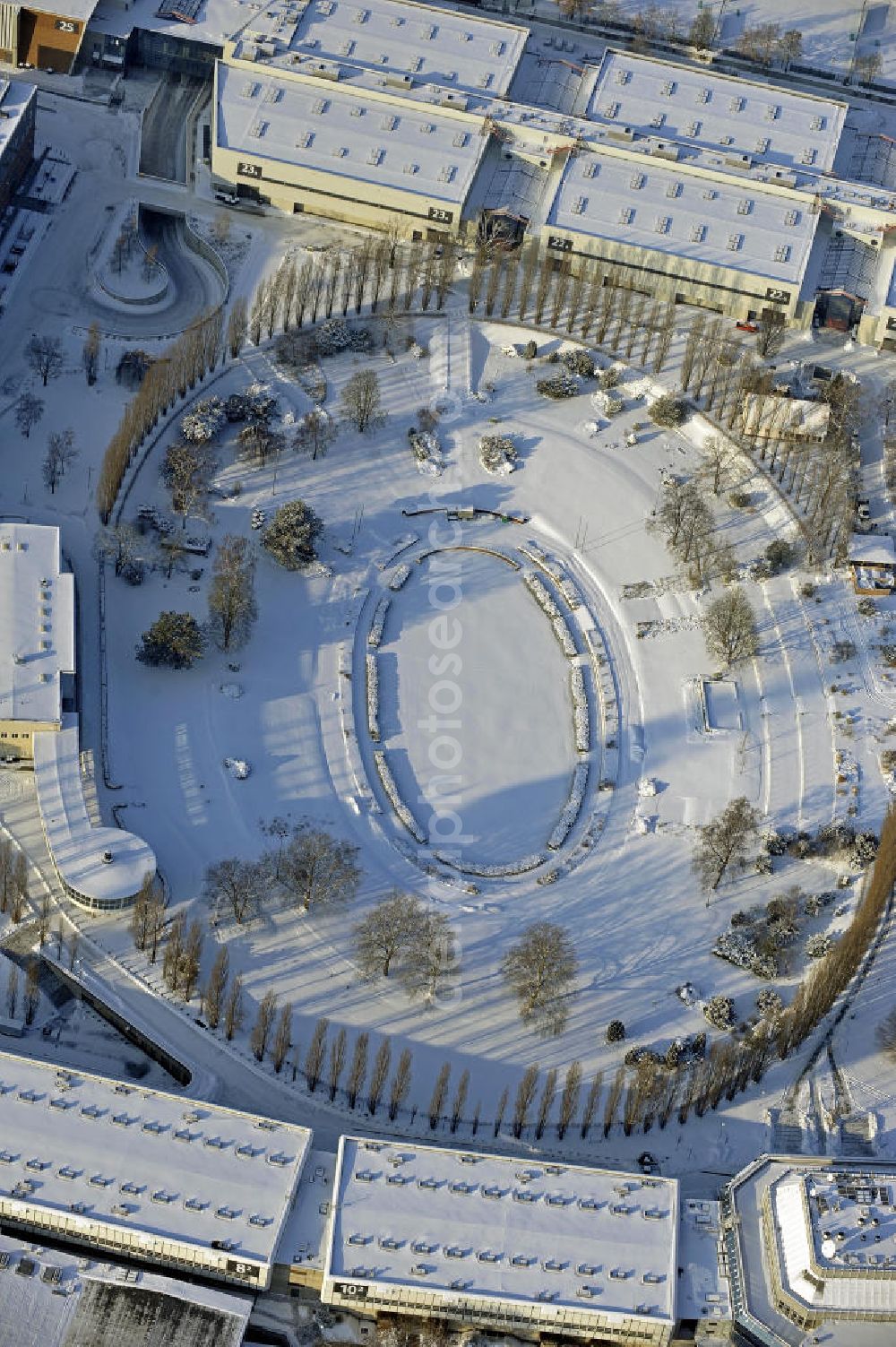 Aerial photograph Berlin - Der winterlich mit Schnee bedeckte Sommergarten auf dem Gelände des Messe Berlin. Das 10.000 Quadratmeter große Areal wird als Präsentations- und Eventfläche genutzt. The wintry with snow-covered summer garden on the fairgrounds in Berlin-Charlottenburg.