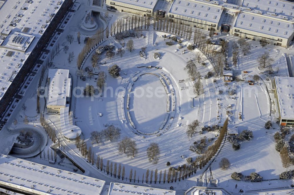 Berlin from above - Der winterlich mit Schnee bedeckte Sommergarten auf dem Gelände des Messe Berlin. Das 10.000 Quadratmeter große Areal wird als Präsentations- und Eventfläche genutzt. The wintry with snow-covered summer garden on the fairgrounds in Berlin-Charlottenburg.