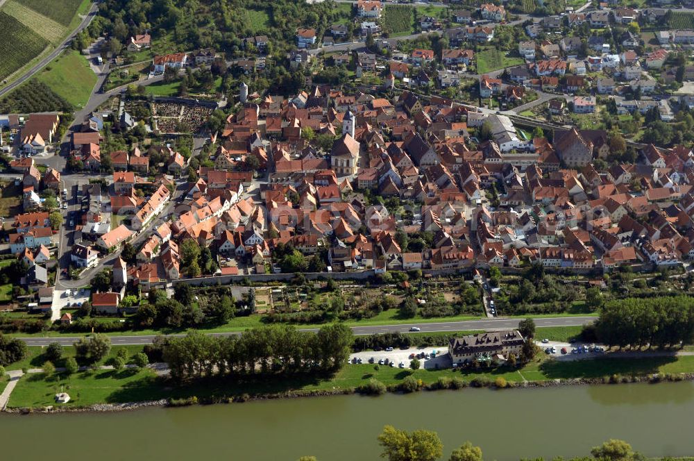 Sommerhausen from above - Blick über Sommerhausen am Main. Sommerhausen ist ein Markt im unterfränkischen Landkreis Würzburg und Mitglied der Verwaltungsgemeinschaft Eibelstadt. Kontakt: Sommerhausen Rathaus, Hauptstraße 15, 97286 Sommerhausen, Tel. +49 (0)9333 216, Fax +49 (0)9333 8226, e-mail: rathaus@sommerhausen.de