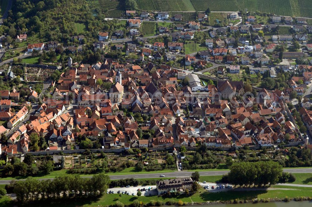 Sommerhausen from the bird's eye view: Blick über Sommerhausen am Main. Sommerhausen ist ein Markt im unterfränkischen Landkreis Würzburg und Mitglied der Verwaltungsgemeinschaft Eibelstadt. Kontakt: Sommerhausen Rathaus, Hauptstraße 15, 97286 Sommerhausen, Tel. +49 (0)9333 216, Fax +49 (0)9333 8226, e-mail: rathaus@sommerhausen.de