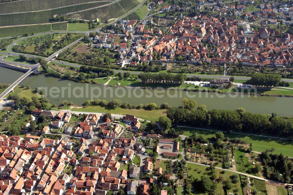 SOMMERHAUSEN from above - Blick über Sommerhausen (oben) Winterhausen (unten) am Main. Winterhausen und Sommerhausen sind Märkte im unterfränkischen Landkreis Würzburg und Mitglieder der Verwaltungsgemeinschaft Eibelstadt. Kontakt: Rathaus Sommerhausen, Hauptstraße 15, 97286 Sommerhausen, Tel. +49 (0)9333 216, Fax +49 (0)9333 8226, e-mail: rathaus@sommerhausen.de; Kontakt Markt Winterhausen: Gemeindeverwaltung, Rathausplatz 2, 97286 Winterhausen, Tel. +49 (0)9333 214, Fax +49 (0)9333 1802, e-mail: Rathaus@winterhausen.de