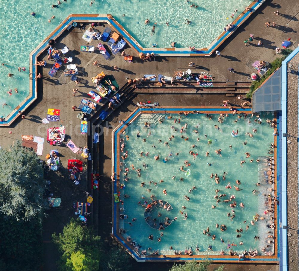 Gelsenkirchen from the bird's eye view: Summery well-attended outdoor swimming pool Sport-Paradies in Gelsenkirchen in North Rhine-Westphalia