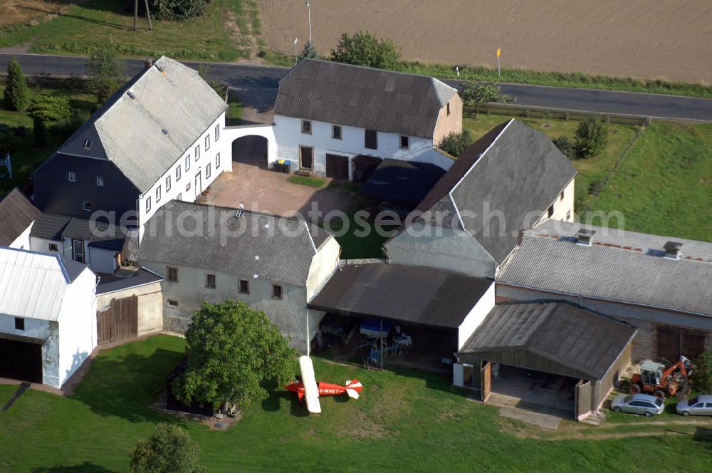 Aerial photograph WEINSDORF - Wohnen und Reisen der besonderen Art gibt es auf dem Gehöft der Familie Feßler an der Hauptstraße 1 in 09661 Weinsdorf in Sachsen. Auf der kleinen, direkt neben dem Gehöft liegenden Graspiste können Ultraleichtflugzeuge starten und landen.