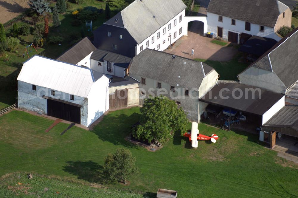 WEINSDORF from above - Wohnen und Reisen der besonderen Art gibt es auf dem Gehöft der Familie Feßler an der Hauptstraße 1 in 09661 Weinsdorf in Sachsen. Auf der kleinen, direkt neben dem Gehöft liegenden Graspiste können Ultraleichtflugzeuge starten und landen.