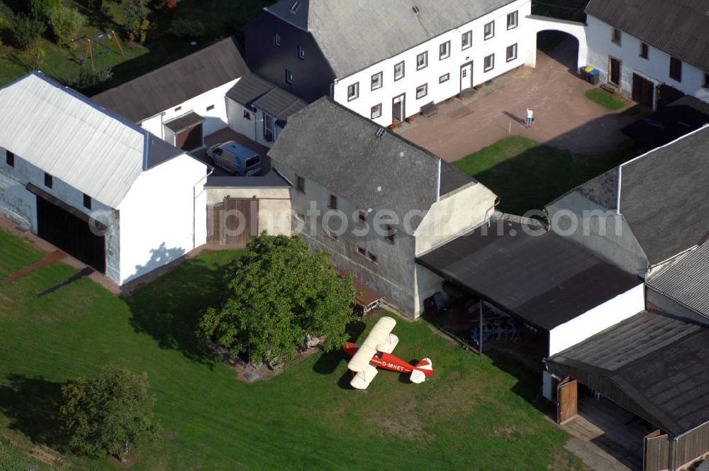 WEINSDORF from the bird's eye view: Wohnen und Reisen der besonderen Art gibt es auf dem Gehöft der Familie Feßler an der Hauptstraße 1 in 09661 Weinsdorf in Sachsen. Auf der kleinen, direkt neben dem Gehöft liegenden Graspiste können Ultraleichtflugzeuge starten und landen.