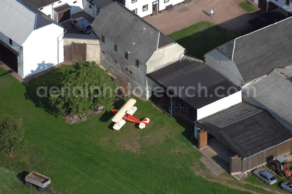 Aerial image WEINSDORF - Wohnen und Reisen der besonderen Art gibt es auf dem Gehöft der Familie Feßler an der Hauptstraße 1 in 09661 Weinsdorf in Sachsen. Auf der kleinen, direkt neben dem Gehöft liegenden Graspiste können Ultraleichtflugzeuge starten und landen.