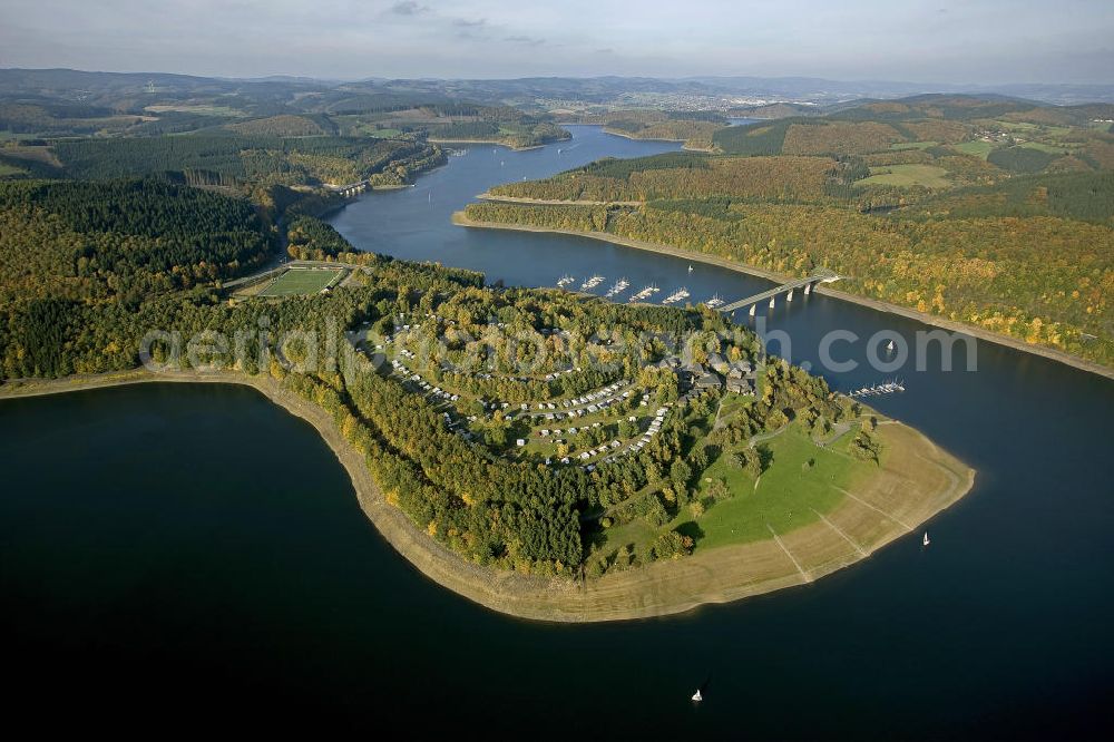 Sondern from above - Blick auf den Sonderner Kopf am Biggesee, einem knapp 9 Quadratkilometer großen Stausee in Nordrhein-Westfalen. Die Halbinsel ist ein beliebtes Erholungsgebiet und enstand durch die Flutung des Biggesees. View of the Peninsula Sonderner Kopf at the lake Biggesee, an almost 9 square-kilometer storage lake in North Rhine-Westphalia. The peninsula is a popular recreation area ans was created from the flooding of the Biggesee.