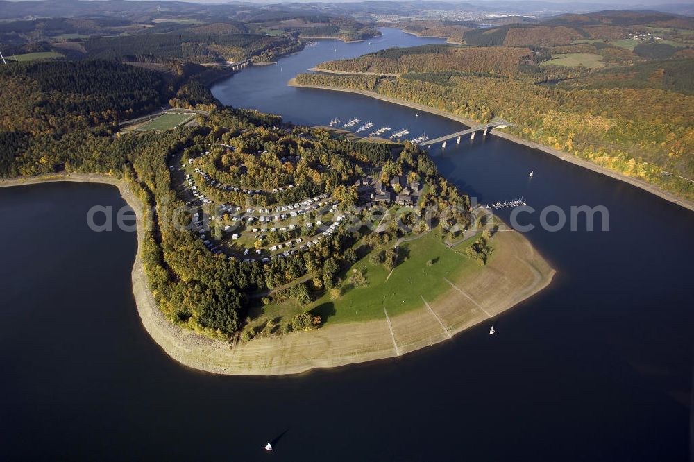 Sondern from the bird's eye view: Blick auf den Sonderner Kopf am Biggesee, einem knapp 9 Quadratkilometer großen Stausee in Nordrhein-Westfalen. Die Halbinsel ist ein beliebtes Erholungsgebiet und enstand durch die Flutung des Biggesees. View of the Peninsula Sonderner Kopf at the lake Biggesee, an almost 9 square-kilometer storage lake in North Rhine-Westphalia. The peninsula is a popular recreation area ans was created from the flooding of the Biggesee.