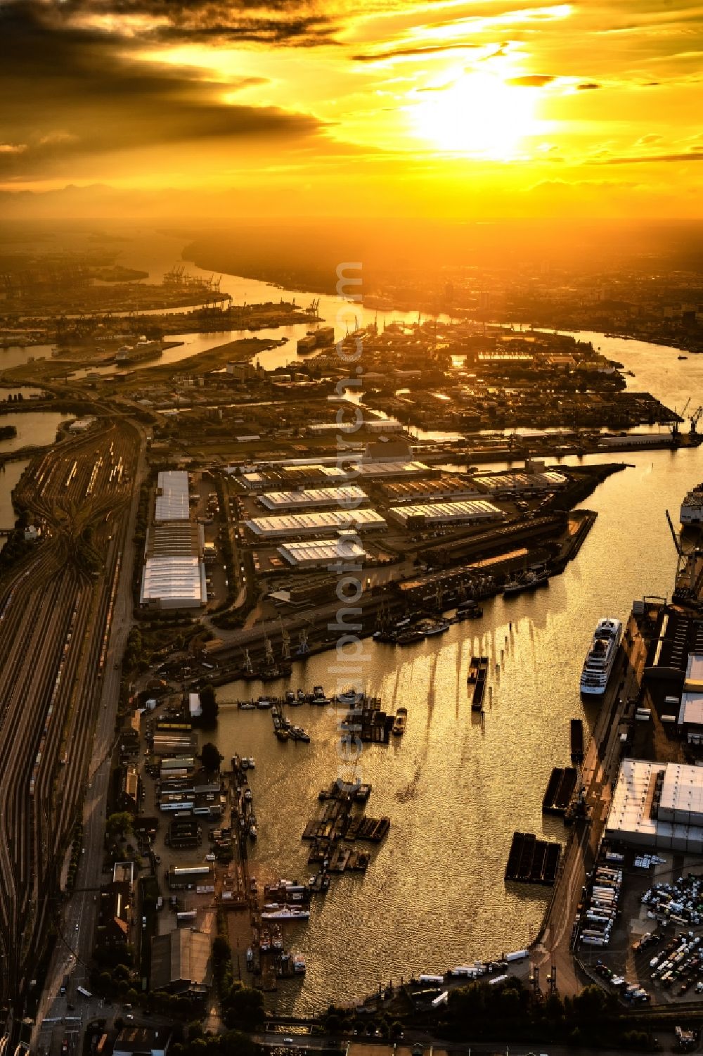 Hamburg from the bird's eye view: Sunset over the port docks on the shores of the harbor basin of Hansahafen in the district Kleiner Grasbrook in Hamburg, Germany