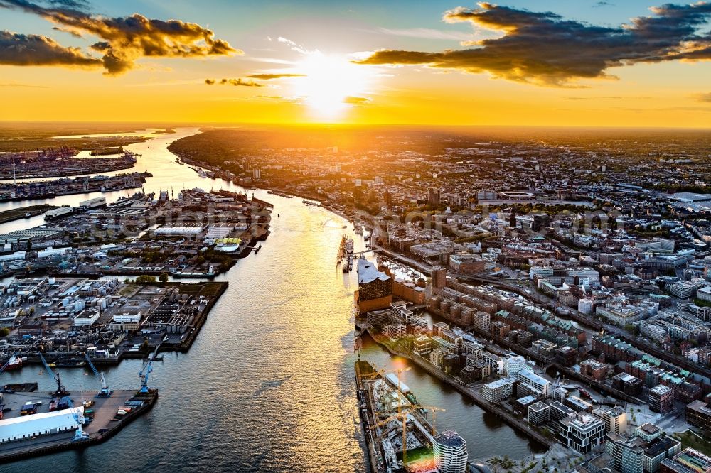 Hamburg from the bird's eye view: Sunset over the countryside over the course of the river Norderelbe in Hamburg, Germany