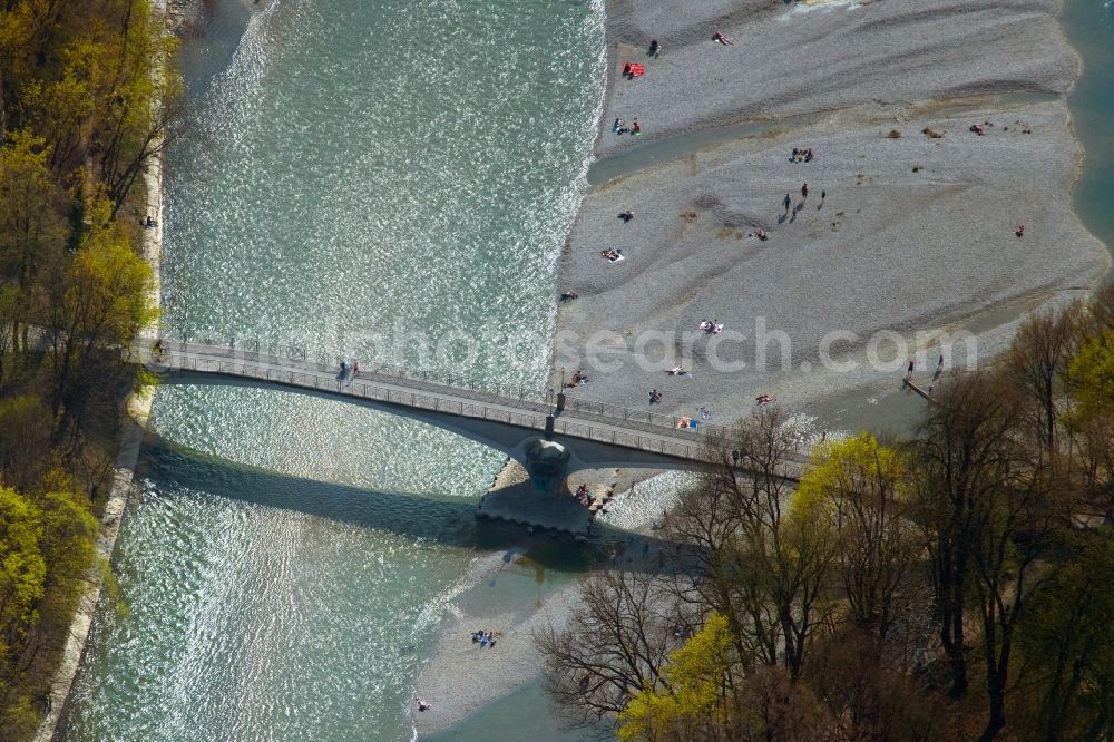 Aerial photograph München - Bathing and sunbathing visitor rush on Riparian zones on the course of the river of the river Isar in Munich in the state Bavaria, Germany