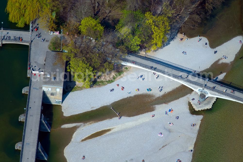 Aerial image München - Bathing and sunbathing visitor rush on Riparian zones on the course of the river of the river Isar in Munich in the state Bavaria, Germany