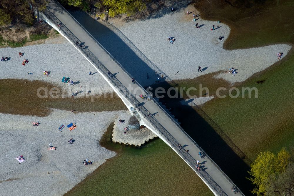 Aerial photograph München - Bathing and sunbathing visitor rush on Riparian zones on the course of the river of the river Isar in Munich in the state Bavaria, Germany