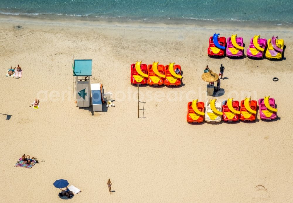 Calvia from the bird's eye view: Row of parasol on the sandy beach ranks in the coastal area Platja Gran de Tora in Calvia in Balearische Insel Mallorca, Spain