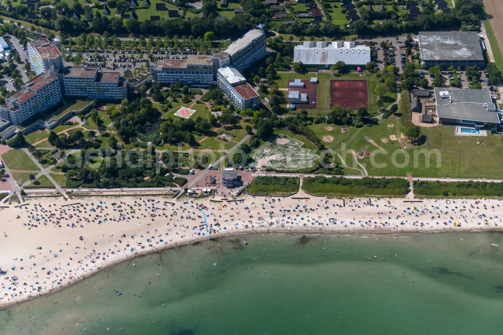 Aerial image Damp - Parasol - rows on the sandy beach in the coastal area in the district Ostseebad Damp in Damp in the state Schleswig-Holstein, Germany