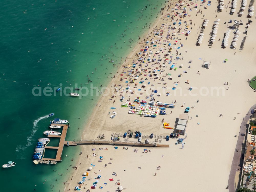 Aerial photograph Dubai - Parasol - rows on the sandy beach in the coastal area Marina Beach on street Al Mamsha Street in Dubai in United Arab Emirates