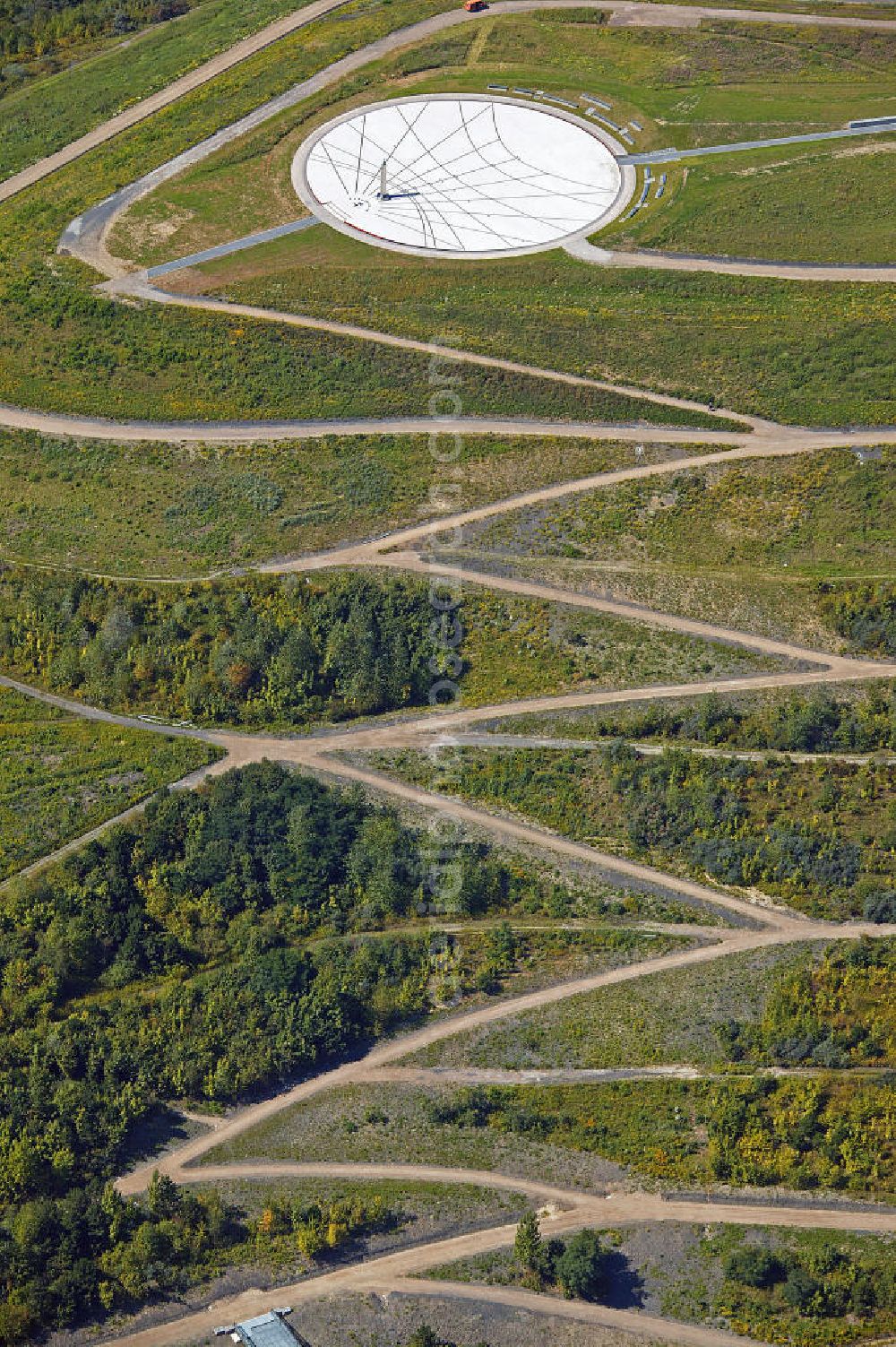 Aerial image Herten - Blick auf die Horizontalsonnenuhr mit Obelisk auf der Halde Hoheward. Die Sonnenuhr liegt auf dem südlichen Plateau der Halde und ermöglicht dem Besucher bei geeigneter Witterung eine genaue Ablesung der Uhrzeit und des Datums. View of the obelisk sundial in the heap Hoheward. The sundial is on the southern plateau of the pile and allows the visitor in suitable weather conditions an accurate reading of the time and date.