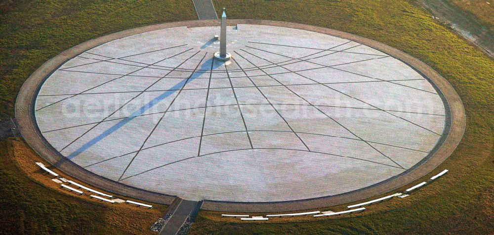 Herten from above - Blick auf die Horizontalsonnenuhr mit Obelisk auf der Halde Hoheward. Die Sonnenuhr liegt auf dem südlichen Plateau der Halde und ermöglicht dem Besucher bei geeigneter Witterung eine genaue Ablesung der Uhrzeit und des Datums. View of the obelisk sundial in the heap Hoheward. The sundial is on the southern plateau of the pile and allows the visitor in suitable weather conditions an accurate reading of the time and date.